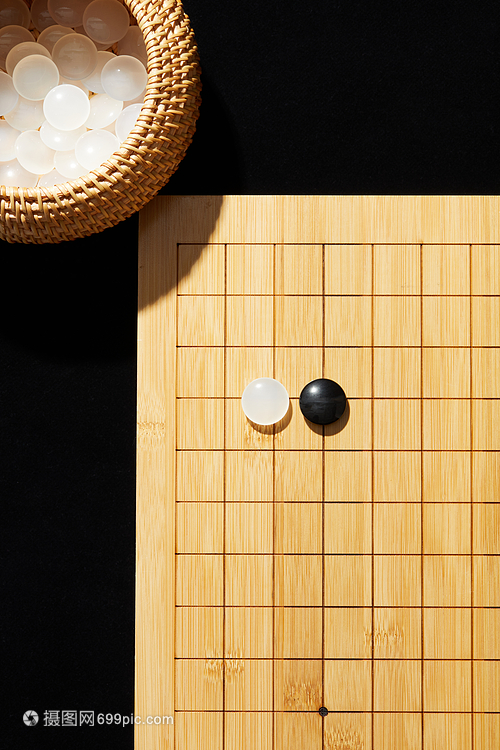 围棋盘上的黑白棋子